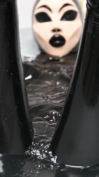 Latexdoll Dans La Baignoire