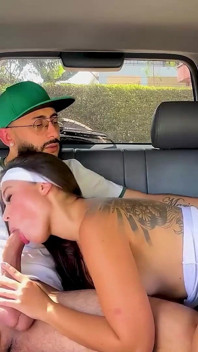 Brunette dijemput dan disetubuhi di dalam kereta oleh zakar besar orang yang tidak dikenali
