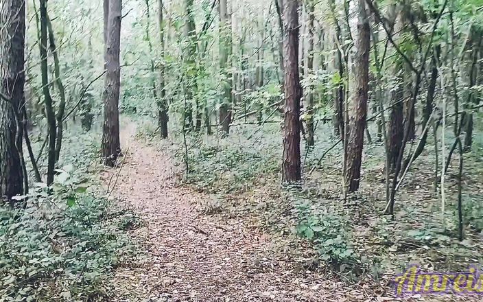 Amreis: Masturbazione estrema nella foresta calda e sborrata al rallentatore