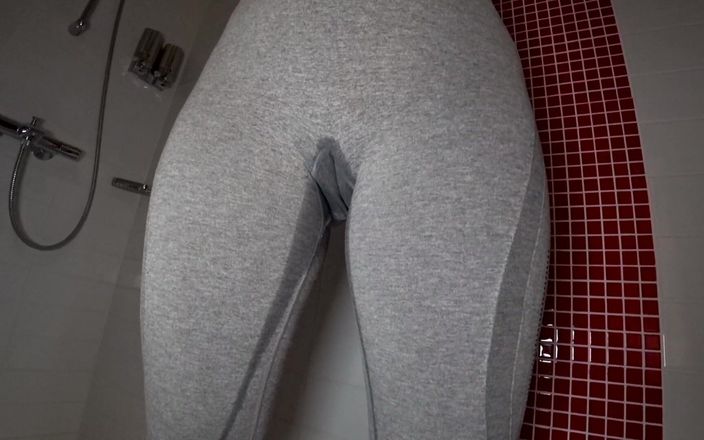 Booty ass x: Pissar genom leggings