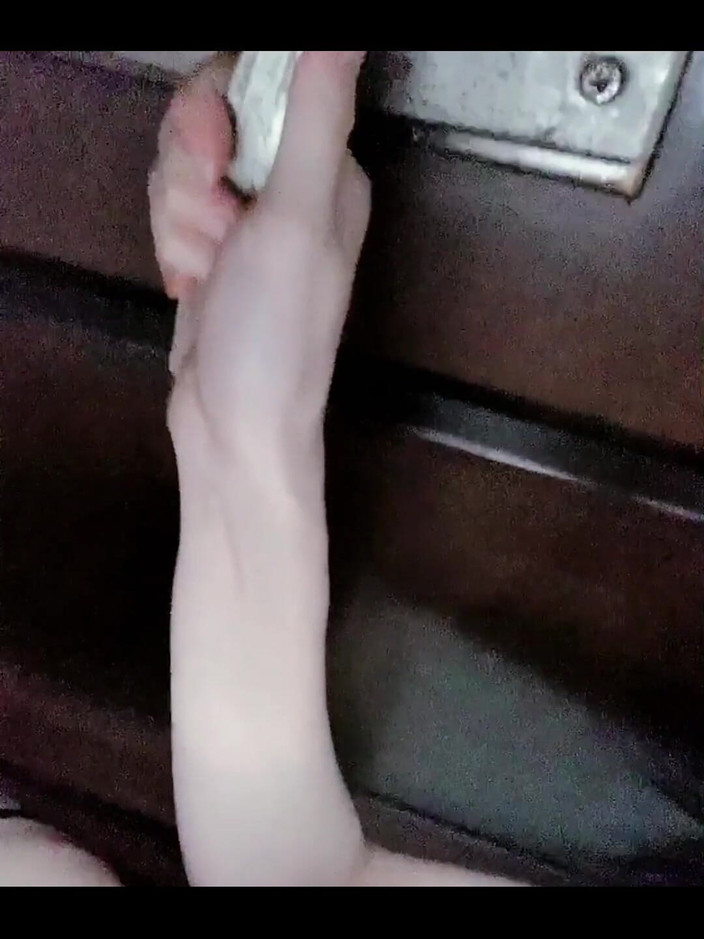 sisfetish: 操我，然后把我扔在走廊里