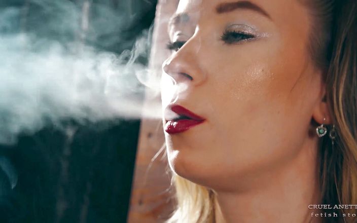 Cruel Anettes fetish world: Fumer en gros plan