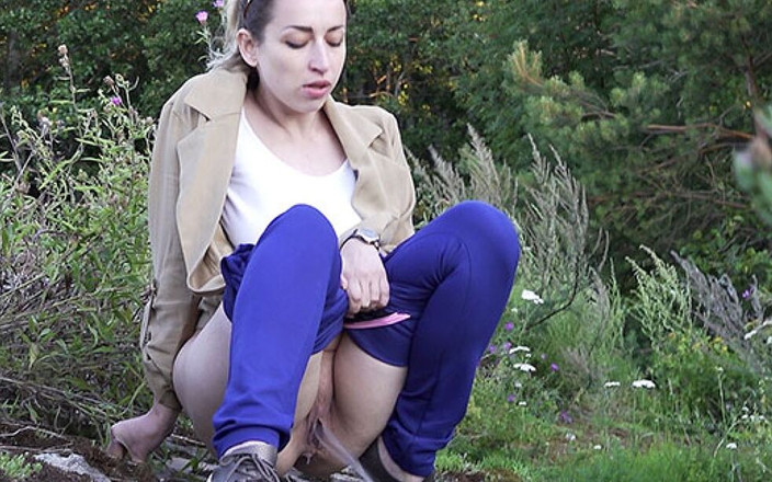 Puffy Network: Hellende plas van Got2Pee waar meisjes komen om te pissen