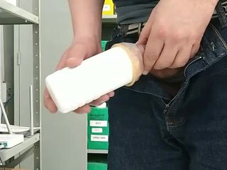 The silent one: Menyambar apa yang ada di dalam botol