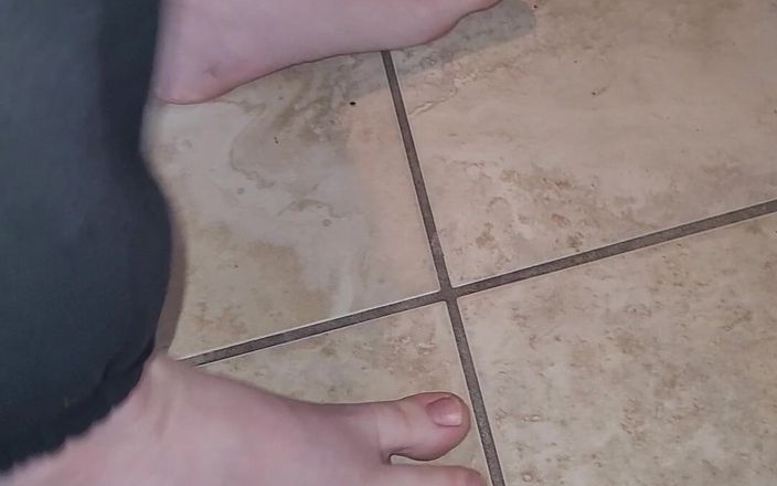 On cloud 69: Nohy na podlaze v kuchyni