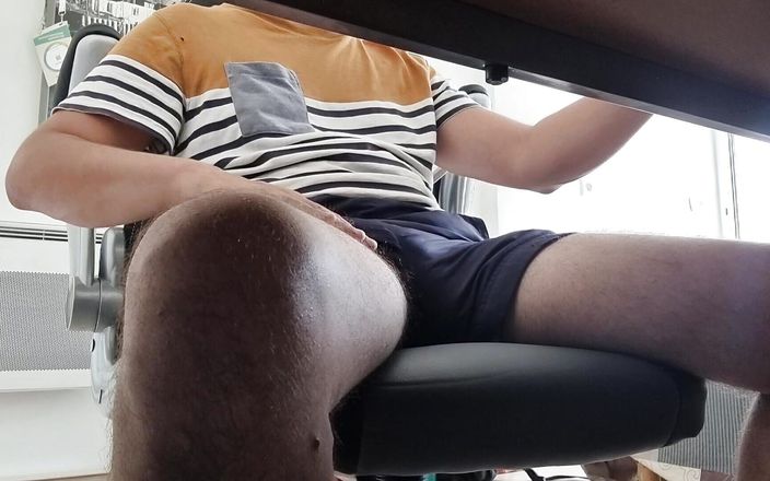 Bric: Papi se masturba debajo del escritorio en el trabajo