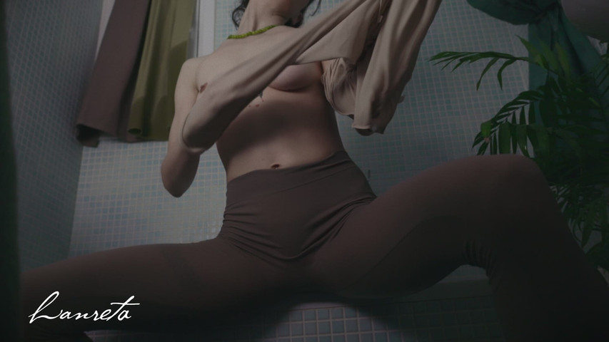 Peeing and Soaking Wet in Cotton Clothes (Lanreta)
