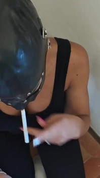 VEDERE LA PERSOANA 1 cu muie cu fumat cu o încărcătură uriașă de spermă pe gura mea