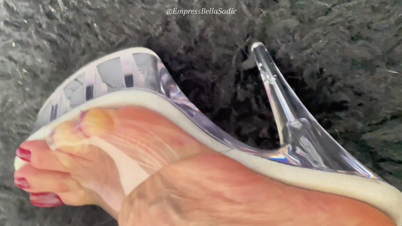 Empress Bella Sadic: Paku Merah Seksi Transparent Platform Heels dan Imperatrizbella