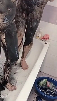 Casal amador toma banho, esposa com buceta peluda, bunda grande, peitões.
