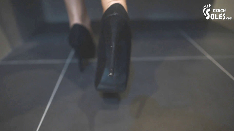 Czech Soles - foot fetish content: 그녀의 발과 신발에 중독 - POV