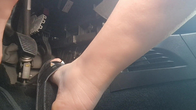 Nicoletta Embassi: Jazda z seksownymi czarnymi kapciami w mieście piękne włoskie stopy