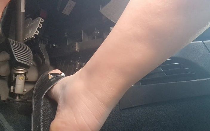 Nicoletta Embassi: Guida con sexy pantofole nere in città bellissimi piedi italiani
