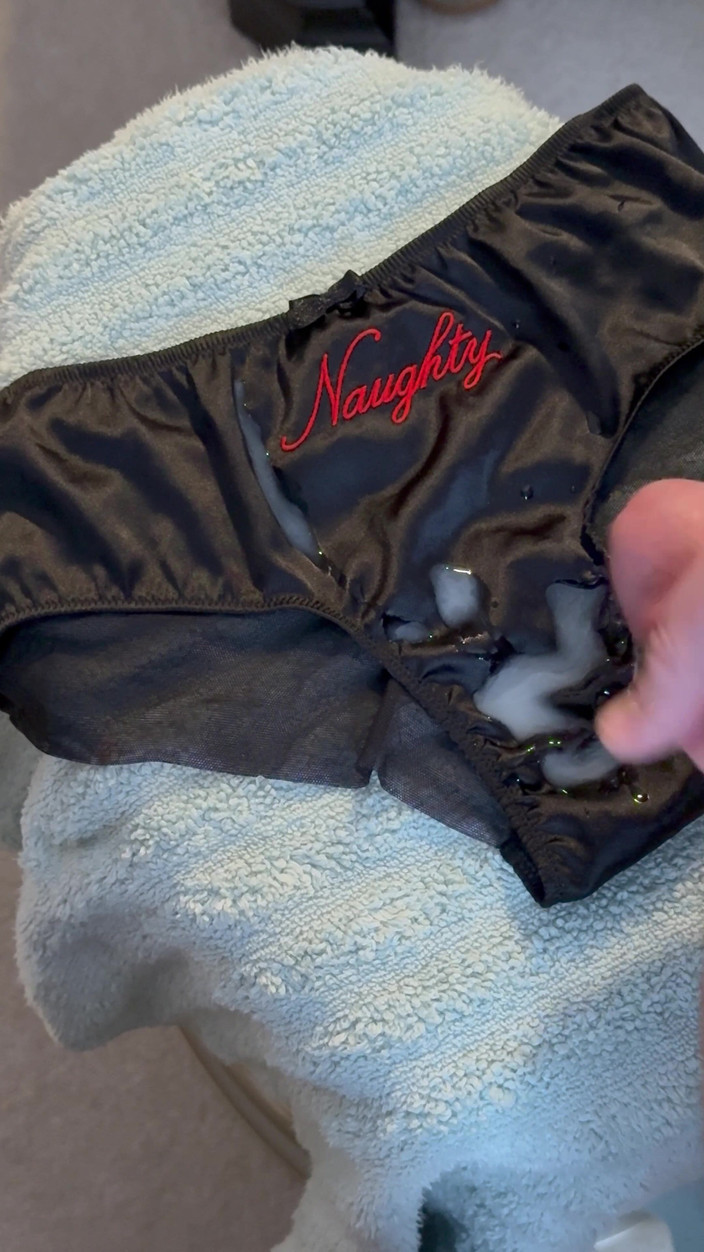 CumDaily: Spuszczanie na majtki żony 9