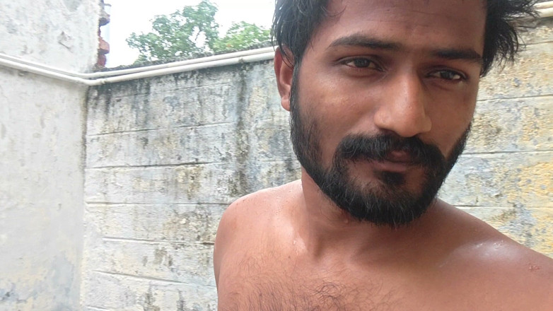 KUMBHA MANOJ KUMAR: Xhard - limpieza de baño en pueblo