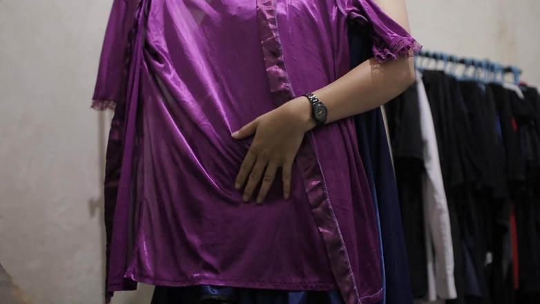 Silk Satin: Cobalah dengan gaun haul satin dan pakaian dalam
