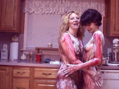 Girl on Girl: लड़कियां एक दूसरे के लिए हॉट हो जाती हैं और किचन फ्लोर पर एक दूसरे के अच्छे स्तनों को पेंट करती हैं