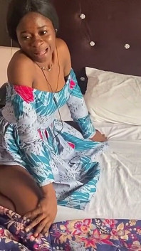 Striptease cu fată negresă