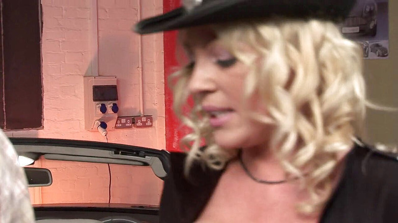 Deep Police Investigation: 이웃의 엉덩이를 따먹고 후장 따먹기