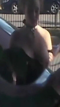 O curvă cu plasă întinsă larg într-un sex anal neglijat