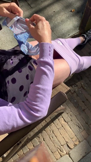 Louise: Stříkání v fialových legínách