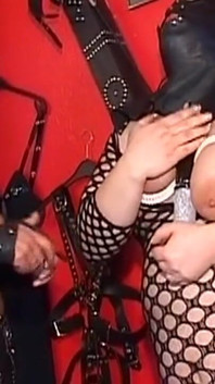 Dominante milf brinca com seu capuz submisso com brinquedos