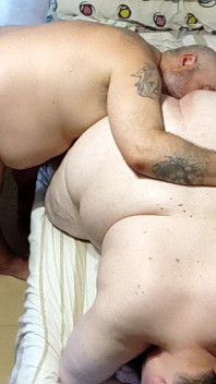Cama pequeña, pollas más duras