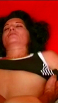 Una polla falsa y luego una verdadera polla en su coño peludo