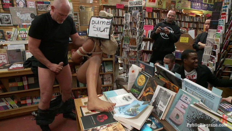 Public Disgrace by Kink: かわいい19歳の少女が縛られ、アナルを犯される