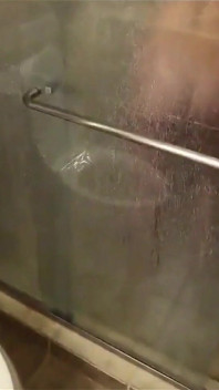 Stieftochter erwischt beim stiefvater und lutscht seinen schwanz mit einem schönen finish