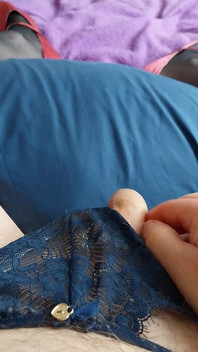 Více Sissygasm pro hladký klitoris s butt-plugged