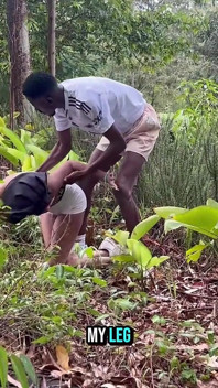 Vecina traviesa me inclina en el bosque