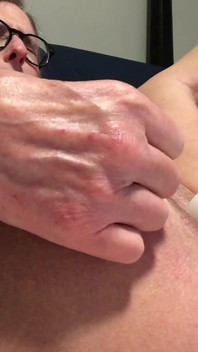 Primo piano grande bianco dildo gioco MILF bruna con gli occhiali