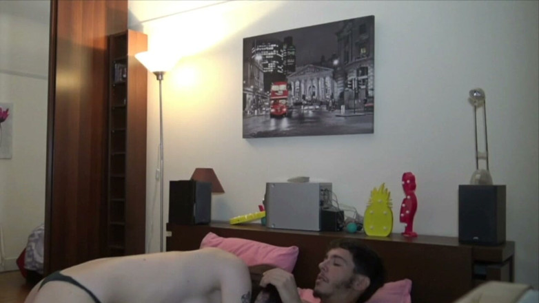 Straight curious fucked by transexual: Mladý trans sexuál s heterosexuálním a gay mužem