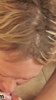 MILF blonde manis Kelly Leigh pov blowjob deepthroat di dapur