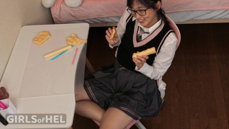 Girls of Hel: Stoute studente kan niet stoppen met dromen over grote blanke...