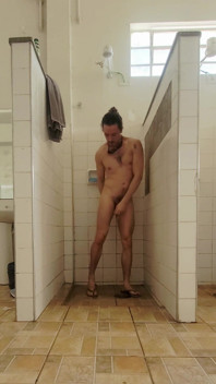 Treinador sentado e esperando meu amigo hetero depilando