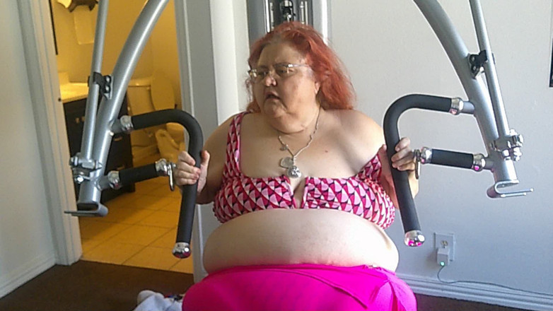 BBW nurse Vicki adventures with friends: Grande Enfermeira Linda Vicki Está Se Exercitando Na Academia Parte 1