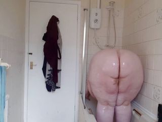 SSBBW Lady Brads: 超级肥胖的女郎在淋浴时被婴儿油覆盖