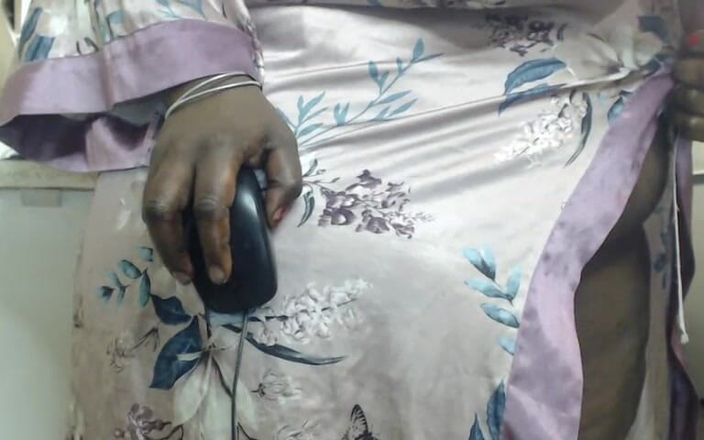 Legendary Booty Overdose: Africana madrasta stripteasing e masturbando na Then Kitchen