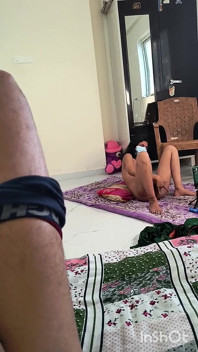 E il suo ragazzo si mastubano a vicenda.
