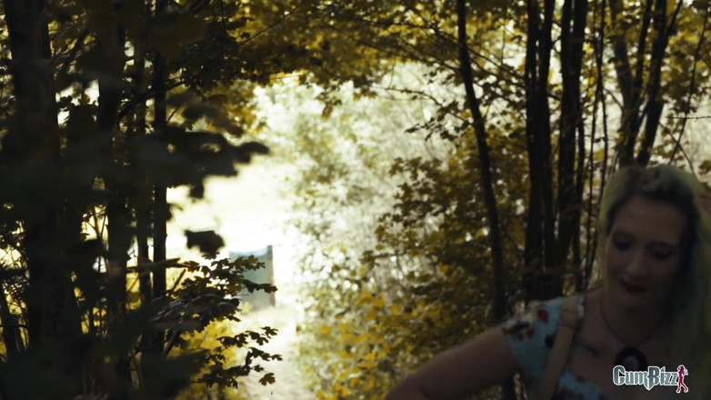 Cumbizz: Freches college-mädchen geht in den berüchtigten wald voller exhibitionisten