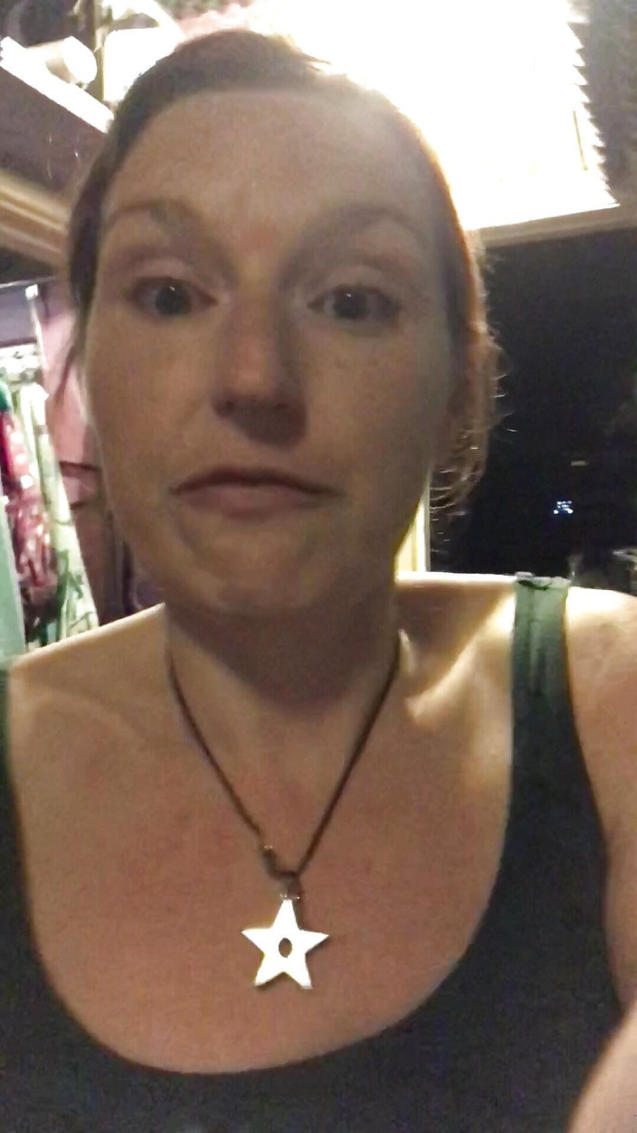 MistressWriggler: 거대한 오줌을 발사하고 젖탱이를 웅크리기