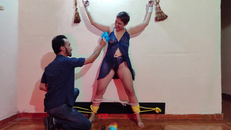 Queensofthefeet: Ein Mann fesselt mich mit Seilen aus Händen und Füßen,...