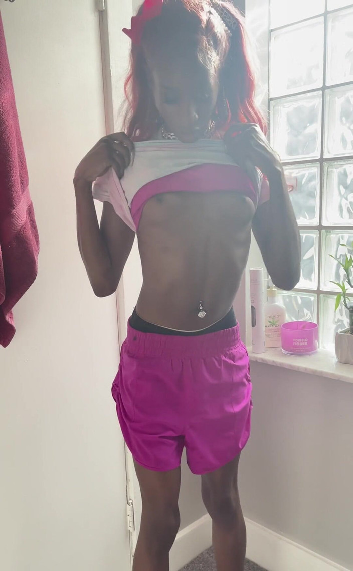 TsHottie: 누가 더 보고 싶어? 나는 수줍어