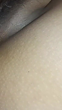 Une MILF squirteuse se fait baiser la chatte avec un gode et un préservatif Soudainement arrêté parce que quelqu’un a frappé à la porte