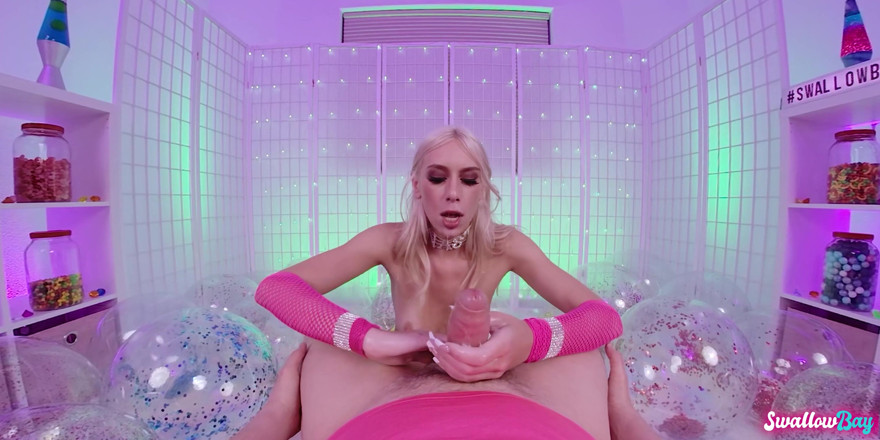 Swallowbay 2D: Kay Lovely, fille barbie sexy, se masturbe et suce une...