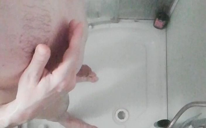 Danny Doe: Masturbasi di kamar mandi sambil santai