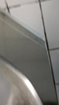 Orinatoi pubblici che si masturbano indossando abiti da lavoro, sborrano in primo piano