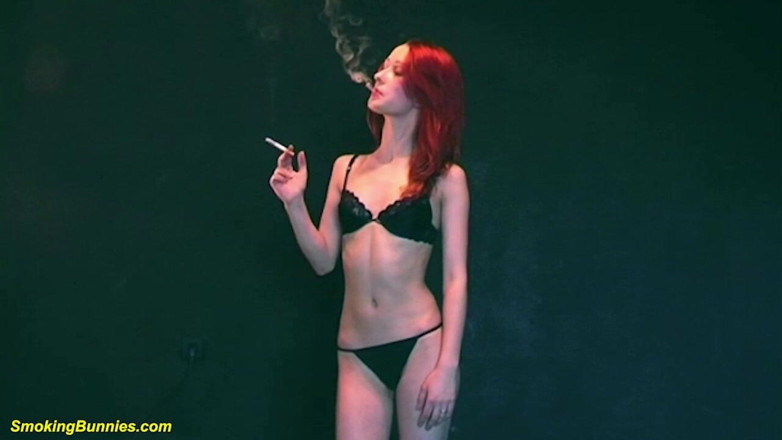 Smoking Bunnies: Hubená zrzavá teenagerka kouří cigaretu